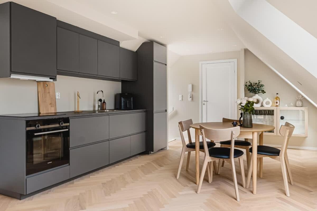 Feriehus Dinbnb I Mid-city Luxury With Mini Balcony And Smart Tv & Sound System *