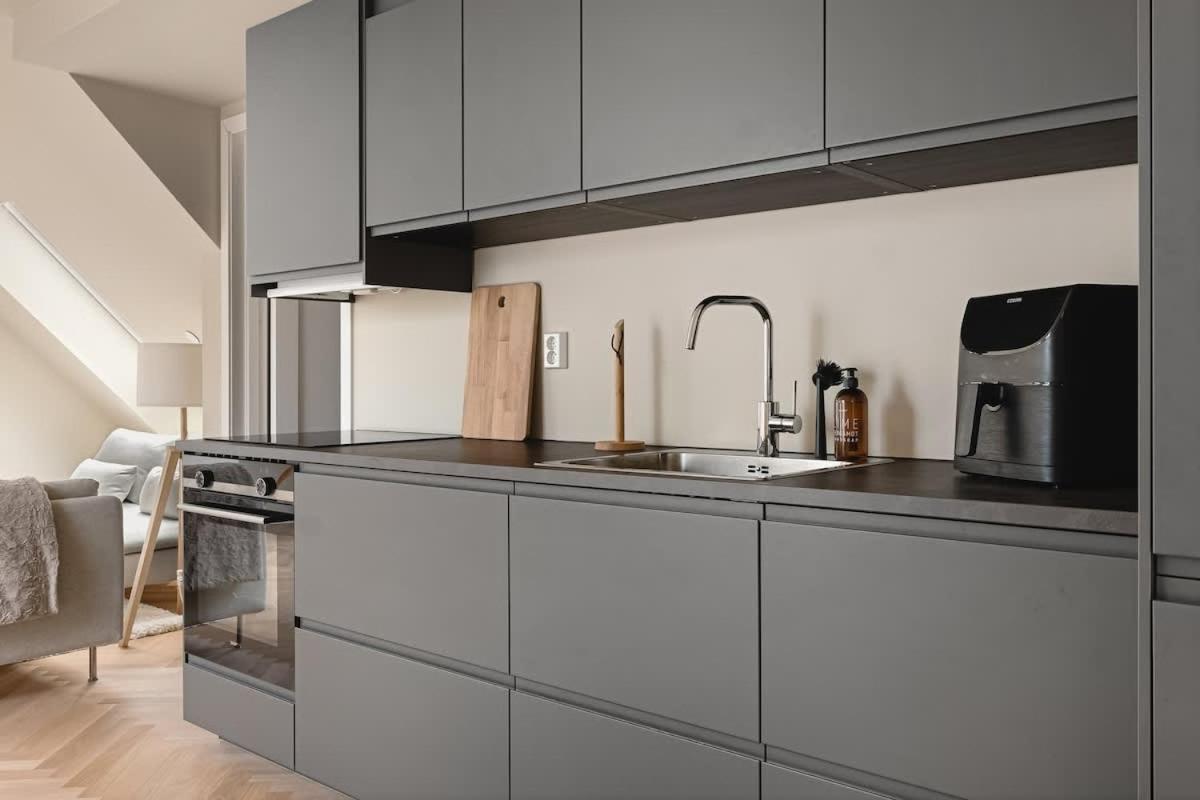 Feriehus Dinbnb I Mid-city Luxury With Mini Balcony And Smart Tv & Sound System Bergen