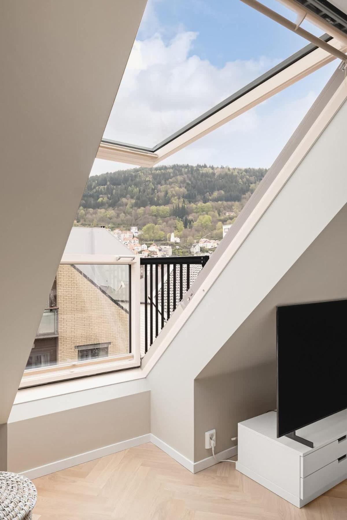 Feriehus Dinbnb I Mid-city Luxury With Mini Balcony And Smart Tv & Sound System