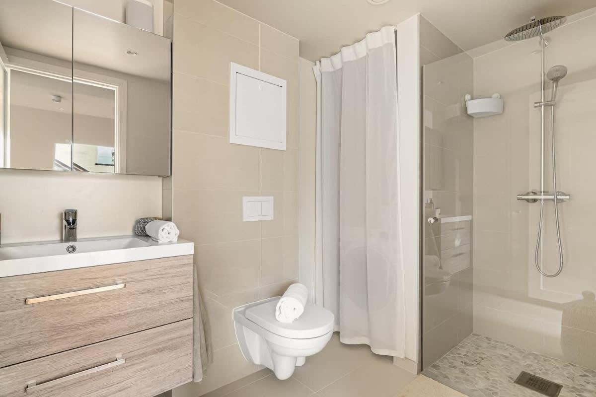 Dinbnb I Mid-city Luxury With Mini Balcony And Smart Tv & Sound System Feriehus *